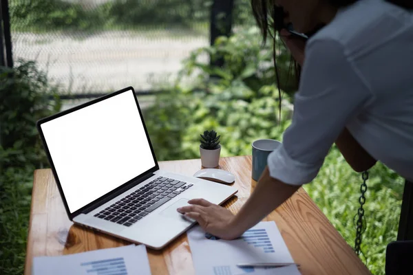 Zbliżenie biznesmenki używającej laptopa do kontroli budżetu firmy. Informacje podatkowe są obliczane przez księgowych — Zdjęcie stockowe