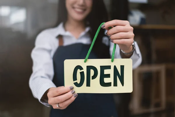En su cafetería, Smiling Small Business Owner Turning Around Abrir tienda de nuevo para abrir la tienda después de COVID-19. — Foto de Stock