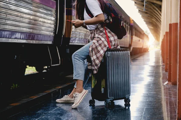 Μόνος ταξιδιώτης τουρίστας με αποσκευές στο σιδηροδρομικό σταθμό. έννοια της εργασίας και του ταξιδιωτικού τρόπου ζωής. — Φωτογραφία Αρχείου