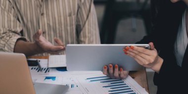 Bir grup iş adamı, şirketin toplantı odasındaki mali bütçesi hakkında fikir ayrılığı ve yatırım yapıyor. fon yöneticisi kavramı