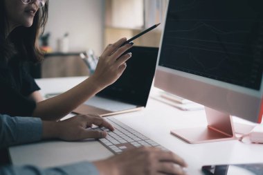 İş adamları birlikte çalışarak teknik fiyat grafiği ve göstergesini analiz ediyor. Çizelge ve hisse senedi ticareti bilgisayar ekranı.