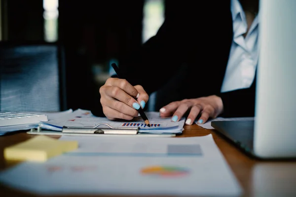 Μια επιχειρηματίας εξετάζει ένα οικονομικό διάγραμμα για να κάνει τις ρυθμίσεις. Επενδυτική ιδέα για ένα επιχειρηματικό ταμείο. — Φωτογραφία Αρχείου