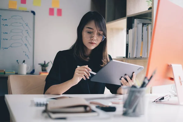 Succesvolle handelaar of zakenvrouw dragen een bril die werkt met grafieken en marktrapporten op digitale tablet. Financieel concept — Stockfoto