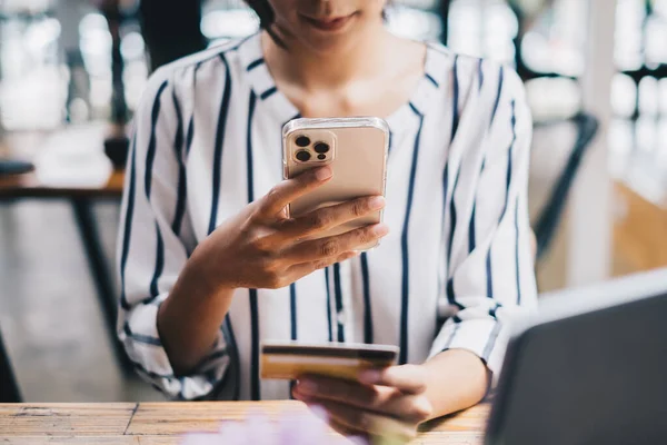 Cep telefonunda online alışveriş uygulaması olan bir kadın ve ödeme için kredi kartını taramak için kamera kullanıyor. — Stok fotoğraf