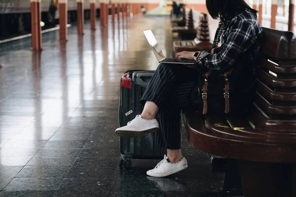 Imagen de Young freelance trabajando en la estación de tren antes de viajar. concepto de trabajo y viajes. — Foto de Stock