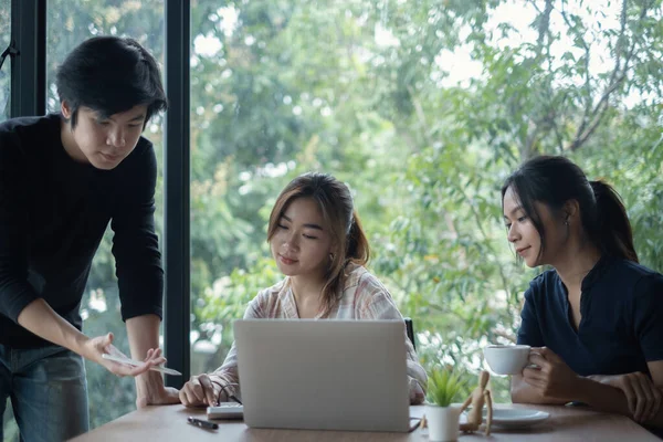 Brainstormen op kantoor briefing concept. Groep van het bedrijfsleven vrouw uit te leggen analyse op de vergadering startup werk. — Stockfoto