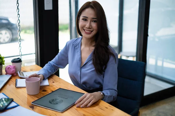 Chiang Mai, Tailandia - 23 de agosto de 2021: Mujer sentada en la cafetería Starbucks y logo de Starbucks en la tableta —  Fotos de Stock