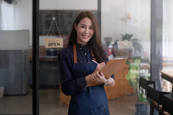 Retrato de una hermosa barista con tableta en su café. concepto de propietario de pequeña empresa. — Foto de Stock