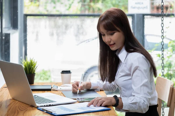 E-learning, edukacja online, edukacja i internet na odległość chronią przed koncepcją wirusów COVID-19. Azji kobieta student wideokonferencja e-learning z nauczycielem na laptopie komputera w domu. — Zdjęcie stockowe