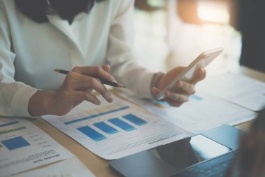 Banka tasarruf başvurusu, hesap ya da tasarruf hesabı ya da sigorta kavramı olan bir iş kadını elinde kalem ve cep telefonu tutuyor.