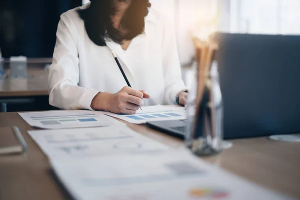 Affärskvinna gör bokföring aktiemarknad grafer analys på pappersarbete i kontor. — Stockfoto