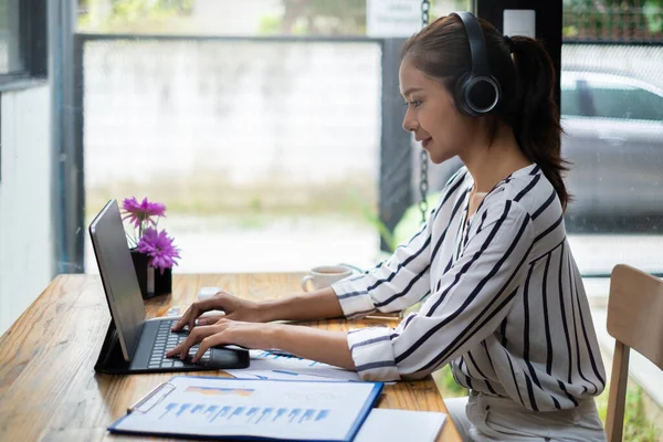 E-learning, online, onderwijs en internet sociale afstand te beschermen tegen COVID-19 virussen concept. Aziatisch vrouw student video conferentie e-learning met leraar op laptop computer thuis. — Stockfoto