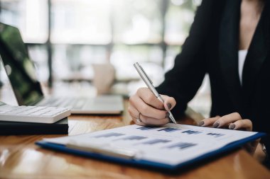 Genç lisans öğrencisi dizüstü bilgisayarla finans dersi alıyor..