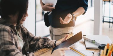 Mühendis ya da mimar, ortağı ile tablet üzerindeki projeyi 3D modelliyor. İnşaat konsepti.