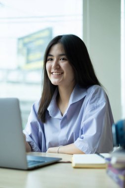 E-öğrenme, çevrimiçi, eğitim ve internet sosyal mesafesi COVID-19 virüs kavramından korunuyor. Asyalı kadın öğrenci video konferansı evde dizüstü bilgisayarda öğretmenle e-öğrenme.