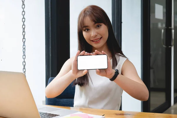 En kvinna upphetsad överraskning och visar mobilen skärmen. Tomma skärmen för din reklam. — Stockfoto