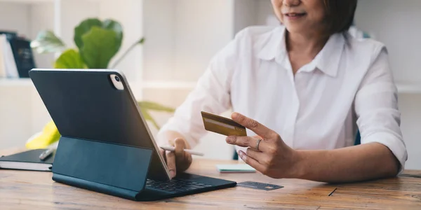 Жінка насолоджується онлайн-додатком для покупок і введенням кредитної картки для заповнення номера до оплати . — стокове фото