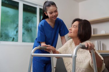 Bakıcı, yaşlı bir kadına destek olur. Yürüyen bir kadınla yürürken, bakım ve teşvikleri ön plana çıkarır..