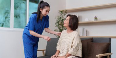 Bir hemşire yaşlı bir kadına duygusal destek sunarak, evde sağlık hizmetlerinde şefkat göstermenin önemini vurgular..