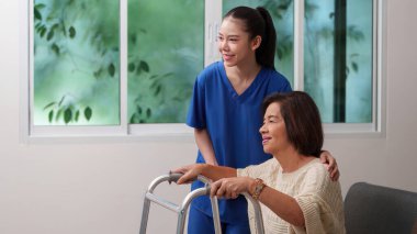Hemşire, yaşlı bir kadına bakıcı kullanarak bakıcı ortamında bağımsızlık ve hareketliliği teşvik eder..