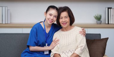 Bir hemşire ve yaşlı bir hasta birlikte gülümserler. Bakım ve destek bağlarını gösterirler..