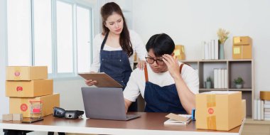 Bir kadın, yoğun bir ortamda takım çalışmasını ve sorun çözmeyi vurgulayarak lojistik ofisinde stresli meslektaşını destekliyor..