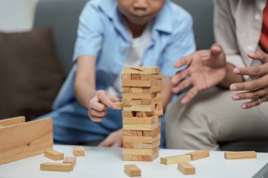 Bir baba ve oğul eğlenceli bir Jenga oyunu oynar, aile yaşamını ve oyuncu rekabetini gözler önüne serer..