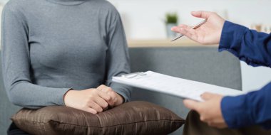 Terapist, duygusal sorunlarla boğuşan, akıl sağlığı hizmetlerini vurgulayan bir hastaya şefkat desteği sunar..