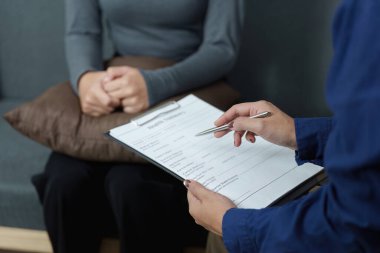 Bir terapist duygusal sıkıntı yaşayan, zihinsel sağlık desteğine ve rehberliğe odaklanan bir müşteriyle ilişki kurar..