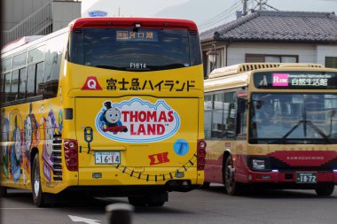 Kawaguchiko Japonya - 02 Aralık 2025: Kawaguchiko istasyonunda otobüs.