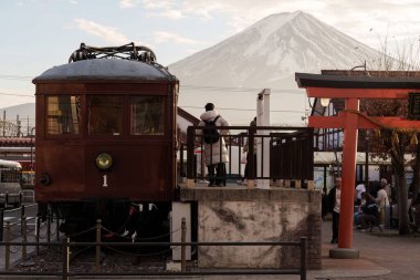 Kawaguchiko Japonya - 02 Aralık 2025: Sonbaharda Fuji Dağı.