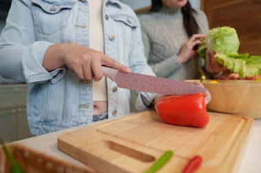 Arkadaşlar mutfakta sağlıklı bir atıştırmalık için taze sebzeler hazırlıyorlar..