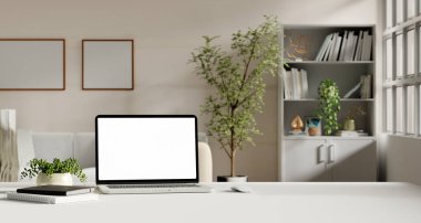 Modern bir ev ofisinin dizüstü bilgisayarı, saksısı bitkileri ve temiz bir estetiği olan şık bir uzak çalışma ortamı..
