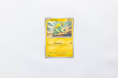 Bradford, UK Nov 20 2025 Japonya 'nın popüler kartından Electrike Pokmon beyaz bir arka planda çekilmiş..