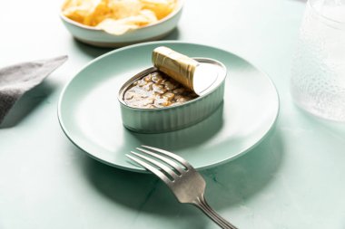 Turkuaz tabakta aperatiflerle servis edilen konserve midyeler. Yüksek kalite fotoğraf