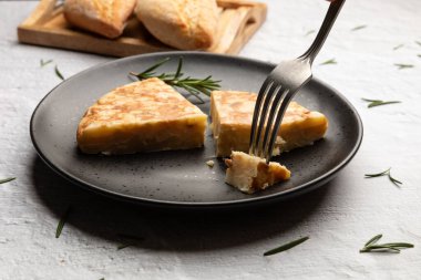 Siyah tabakta servis edilen İspanyol omleti porsiyonları. Yüksek kalite fotoğraf