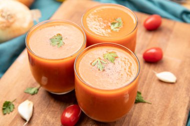 Gazpacho, İspanyol soğuk domates çorbası, bardakta servis edilir. Yüksek kalite fotoğraf