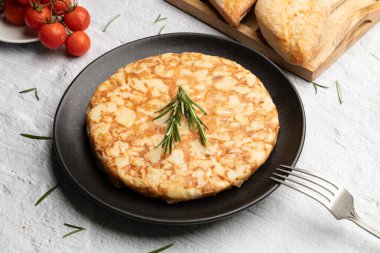 Geleneksel İspanyol Tortilla 'sı, siyah tabakta servis edilen patatesli omlet. Yüksek kalite fotoğraf
