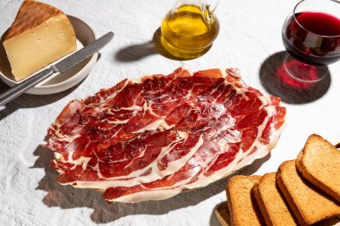 Serrano jambon tabağı peynir ve mızmızlanma, Akdeniz yemekleri aperatifleri. Yüksek kalite fotoğraf