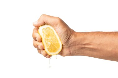 Beyaz arka planda izole edilmiş bir limonu sıkan bir erkek el. Yüksek kalite fotoğraf
