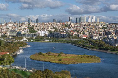 Pierre Loti Tepesi, İstanbul 'un Eyup ilçesinde yer alan ve Altın Boynuz manzarasının izlenebildiği bir tepe. Adını Fransız yazar ve oryantalist Louis Marie Julien Viaud 'dan almıştır..