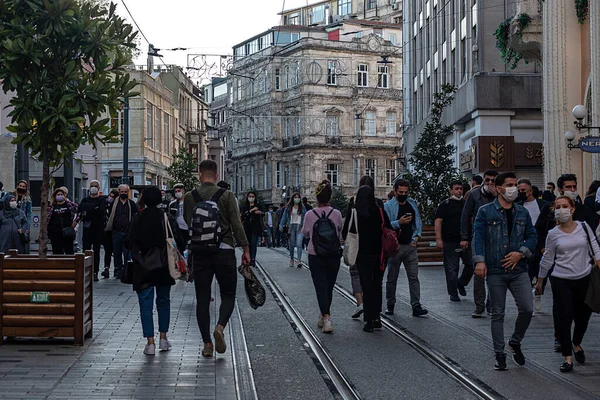 10 / 27 / 2020, Beyoğlu, İstanbul, Türkiye, Covid 19 'daki İstiklal Caddesi