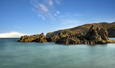 Karaburun Badembuku sahilinin kayalıklarında uzun pozlama ve deniz manzarası
