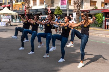 09.22.2021, Karsiyaka, İzmir, Türkiye, Avrupa hareketlilik günleri kapsamında sokakta dans eden bir grup