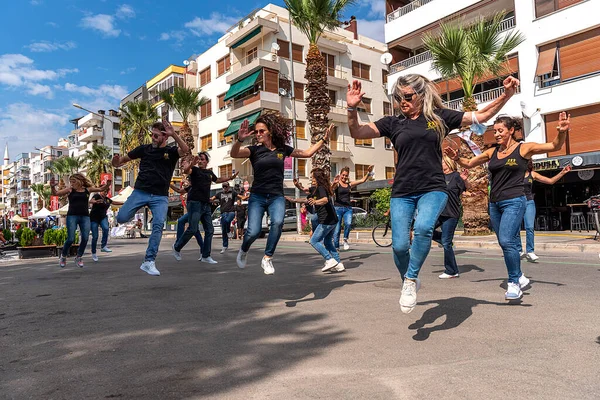 09.22.2021, Karsiyaka, İzmir, Türkiye, Avrupa hareketlilik günleri kapsamında sokakta dans eden bir grup