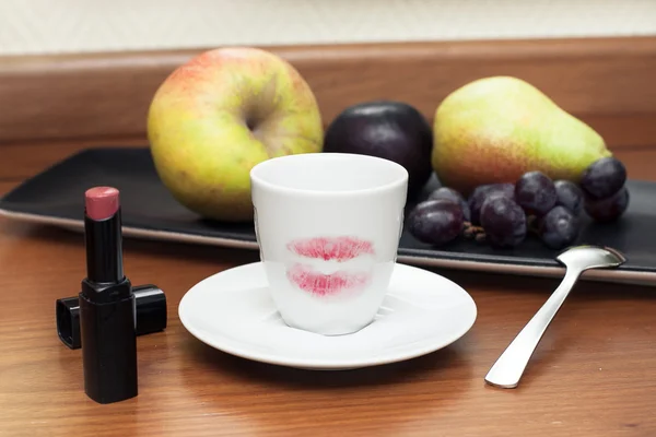 Kırmızı ruj ile kahve fincanı