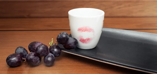 Kırmızı ruj ile kahve fincanı