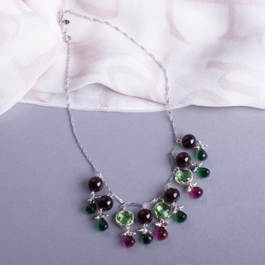 Tablo üzerinde mineral boncuk