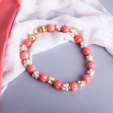 Tablo üzerinde mineral boncuk