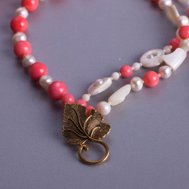 Tablo üzerinde mineral boncuk